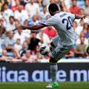 Útočník Realu Madrid Gonzalo Higuaín se trefuje do sítě Valencie