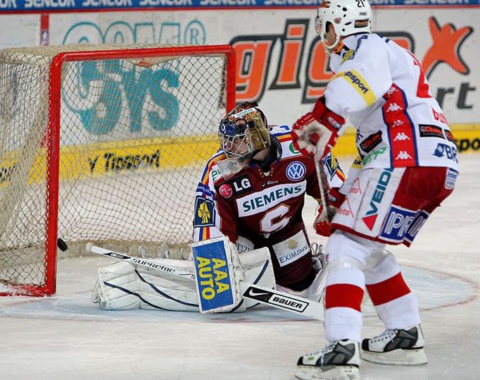 Jaroslav Bednář (vpravo, HC Slavia Praha) se ani podruhé nemýlil, když prostřelil gólmana Pöpperleho a rozhodl tak o konečném vítězství Slavie nad Spartou v tomto utkání.