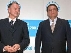 Premiér Jiří Paroubek a jihomoravský hejtman Stanislav Juránek (vlevo) v regionálním eurocentru pro Jihomoravský kraj, které bylo 3. května otevřeno v Knihovně Jiřího Mahena v Brně.
