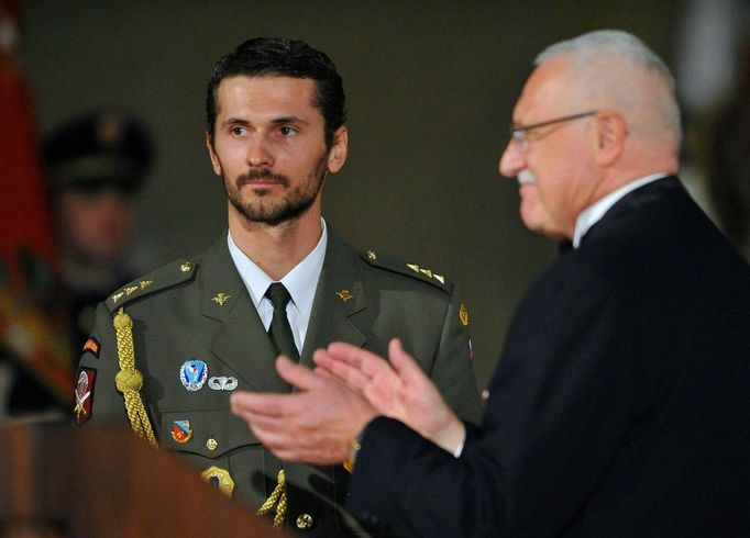 Plukovník Tomáš Krampla při vyznamenání za své hrdinství v Afghánistánu.