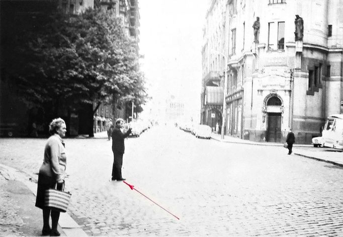 Fotoreprodukce dobového policejního vyšetřovacího spisu k srpnovým událostem v roce 1969.