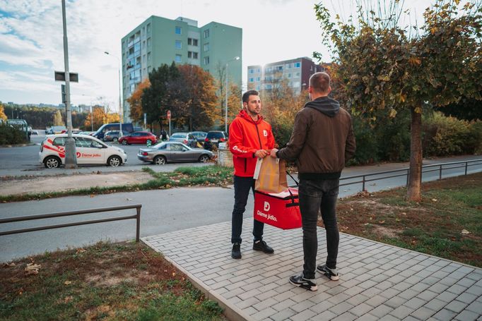 McDonald's nabízí rozvoz už i prostřednictvím firmy Dáme jídlo.