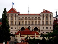Místo, aby se Česká republika snažila přiblížit starým členům EU, snížila rozvojovou pomoc meziročně o skoro 5 procent. (Na snímku Černínský palác, sídlo Ministerstva zahraničních věcí)