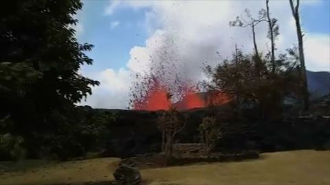 Unikátní záběry. Obyvatel Havaje natočil lávu, tryskající přímo u jeho domu