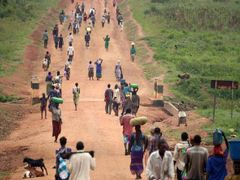 Běžný provoz na "dálnici" v severougandském Kitgumu. Lidé musí urazit dalekou cestu pro potraviny, vodu a dřevo na topení.