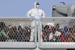 Islamisté míří do Evropy na lodích s uprchlíky, varuje Libye