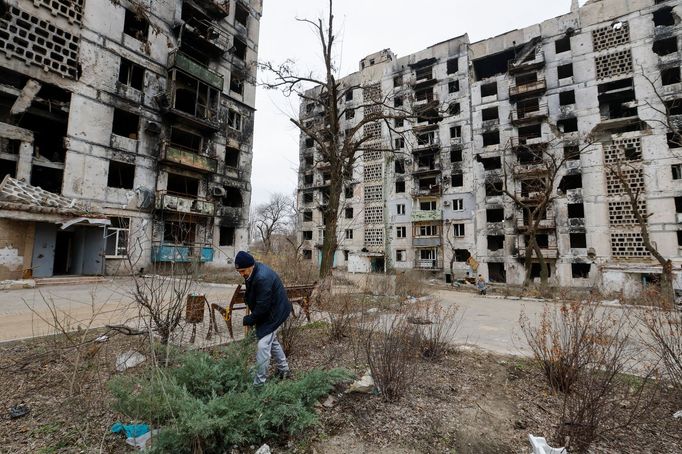 Ruskem okupované ukrajinské město Mariupol rok od útoku na tamní divadlo.