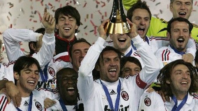 Fotbalisté AC Milán zuřivě slaví. Jsou nejlepším klubem světa