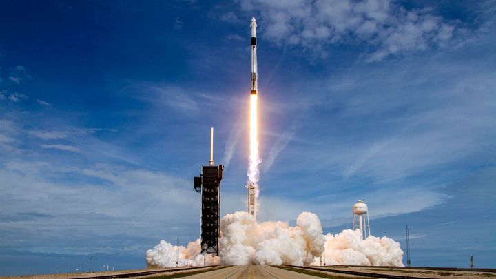 Posilovna, jídlo ze sáčku a 16 východů slunce denně. Astronauty na ISS čeká dřina