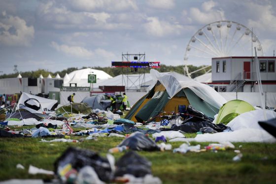 Opuštěné stany a odpadky po srpnovém festivalu Pukkelpop v Belgii.