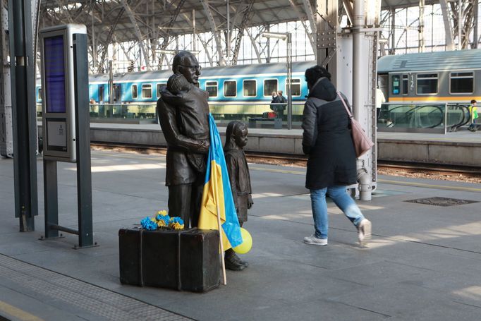 Ozvěny válečného konfliktu na Ukrajině na Hlavním nádraží v Praze, kde funguje rovněž asistenční výpomoc pro uprchlíky z Ukrajiny.