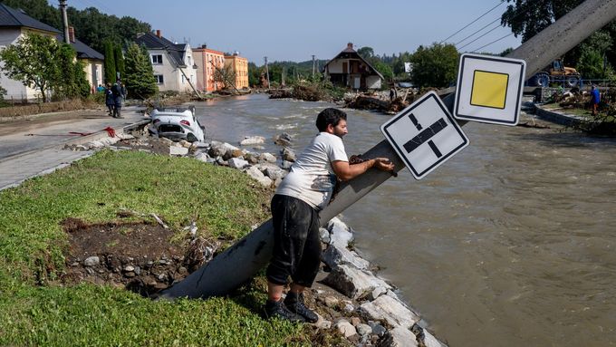 Následky povodně v obci Kobylá nad Vidnavkou.