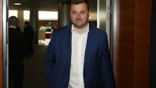 Samotný Libor Duba, generální ředitel společnosti Ondrášovka, dorazil na volbu s úsměvem