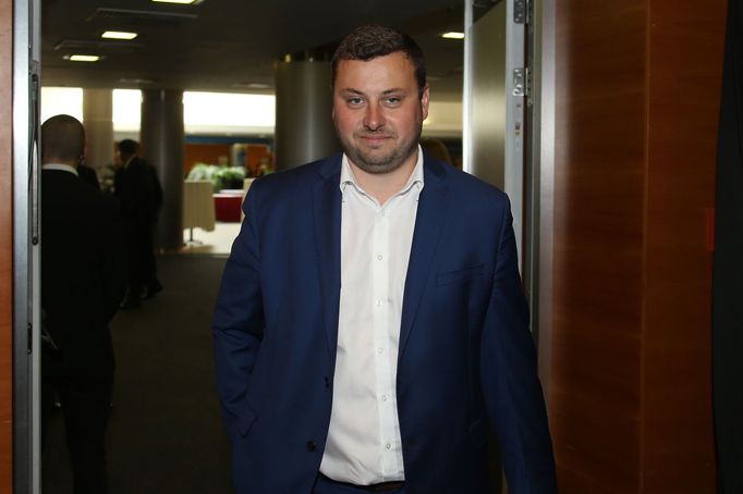 Samotný Libor Duba, generální ředitel společnosti Ondrášovka, dorazil na volbu s úsměvem