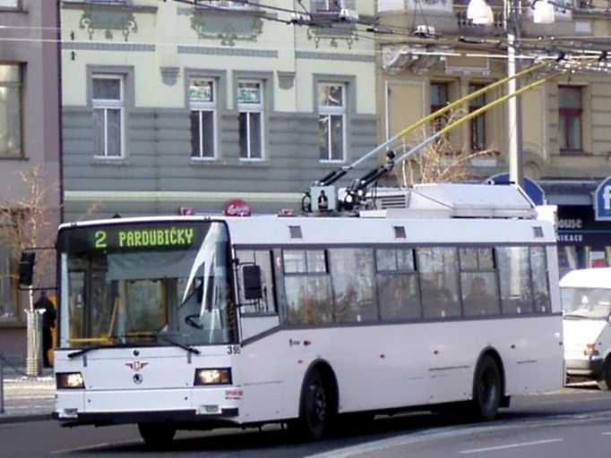 Trolejbus Škoda 21Tr v ulicích Pardubic. Dodával jim ho podnik Škoda Ostrov nad Ohří v letech 2000 až 2004.