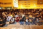 Západ vyzývá Bahrajn po nočním masakru k umírněnosti