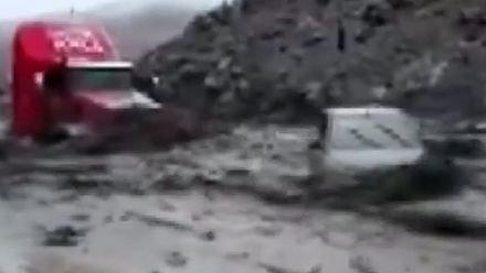 Lavina bahna mrštila auto se třemi lidmi na kamion a zavalila je