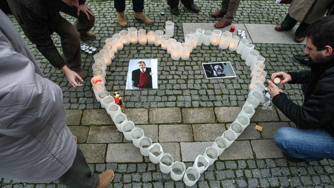 Fotky: Srdce ze svíček. Lidé se sešli kvůli Václavu Havlovi