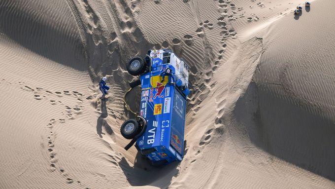 Jízda v písečných dunách je plná nástrah.