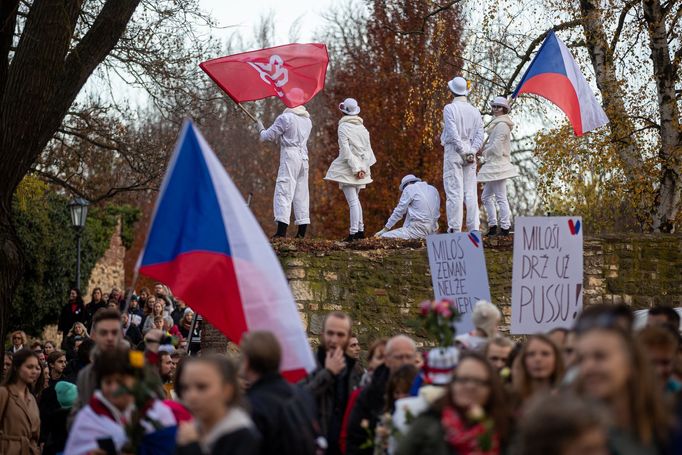 Praha si dnes 17. 11. 2019 připomíná výročí 30 let od sametové revoluce, která vedla k pádu komunistického režimu.