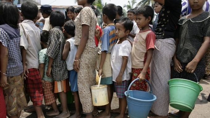 Barmánci postižení cyklónem čekají ve frontě na pitnou vodu z cisternu.