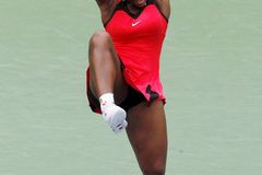 VIDEO Serena zase seřvala rozhodčí. Vyvázla s pokutou