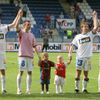Hráči Slovanu Liberec děkují fanouškům za podporu v celé letošní sezóně. Jejich klub skončil na šestém místě ligové tabulky.