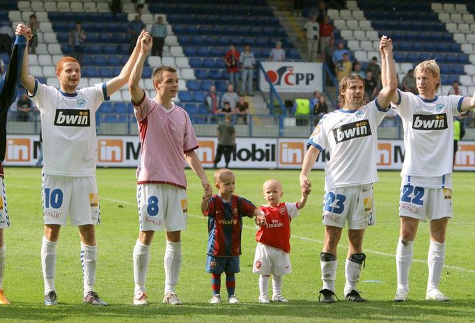 Hráči Slovanu Liberec děkují fanouškům za podporu v celé letošní sezóně. Jejich klub skončil na šestém místě ligové tabulky.