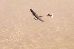 Foto: Letoun vyrazil na pouť kolem světa. Bez kapky paliva