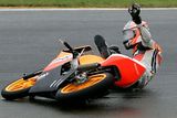 Britský jezdec Bradley Smith padá se svojí Hondou v závodě třídy do 125 ccm v Motegi.