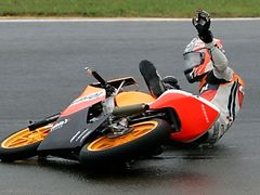 Britský jezdec Bradley Smith padá se svojí Hondou v závodě třídy do 125 ccm v Motegi.