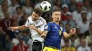 Jonas Hector a Mikael Lustig v zápase Německo - Švédsko na MS 2018