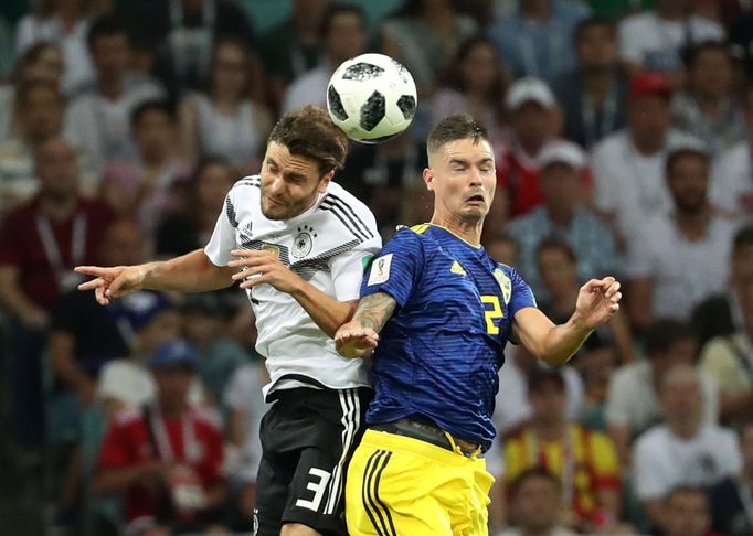 Jonas Hector a Mikael Lustig v zápase Německo - Švédsko na MS 2018