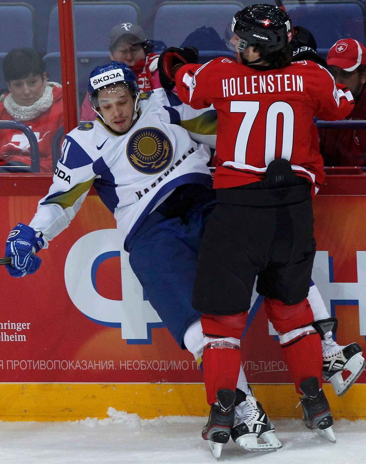 Konstantin Puškaryov a Denis Hollenstein v utkání MS v hokeji 2012 Švýcarsko - Kazachstán
