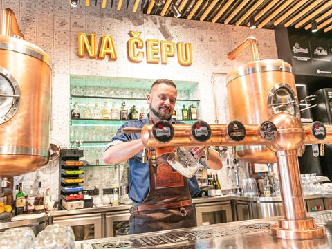 Už každé desáté vypité pivo v Česku je nealko. Pivovarům vydělávají veliké peníze