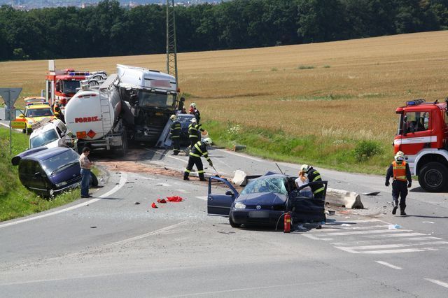 Srážka cisterny se 4 auty