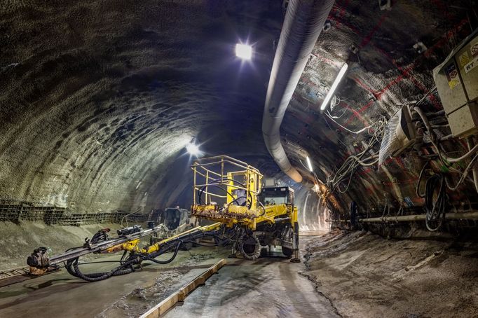 Geologický průzkum pro metro D - lokalita PAD4 na rohu ulic Na Strži a Budějovické u budovy České pošty.