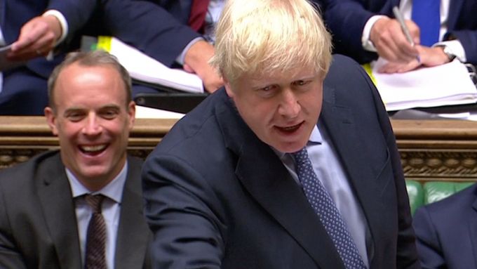 Boris Johnson útočil na lídra opozice Corbyna a nazval ho chlorovaným kuřetem.