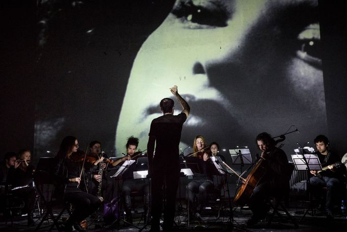 Orchestr Berg objednává novou hudbu také k němým snímkům. Klasika filmové avantgardy: Maya Deren a její Odpolední osidla.