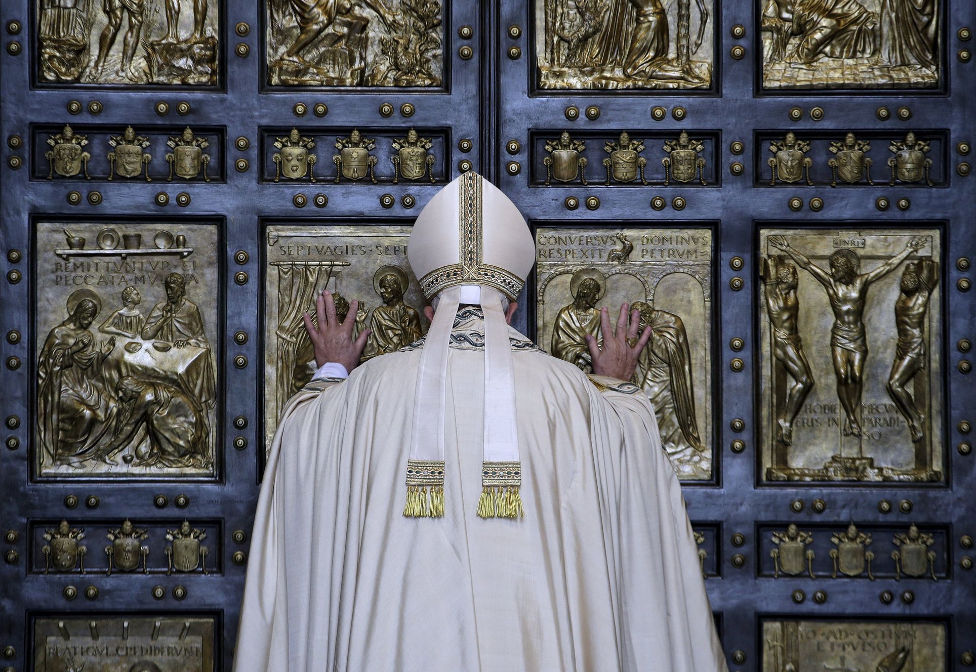 Papež František otevřel Svatou bránu
