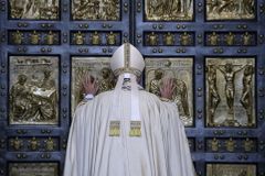 Papež otevřel Svatou bránu, miliony poutníků si mohou přijít pro odpuštění hříchů
