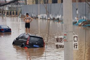 Číňané natočili video v zatopeném vagonu metra. Povodně uvěznily lidi i v obchodech