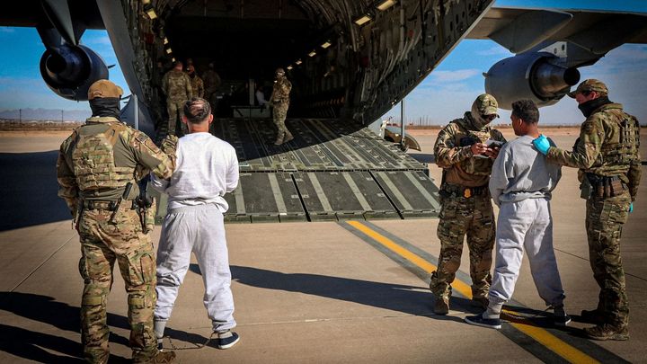 Na Guantánamu přistál první let s migranty zadrženými v USA. Přistáli i v Indii