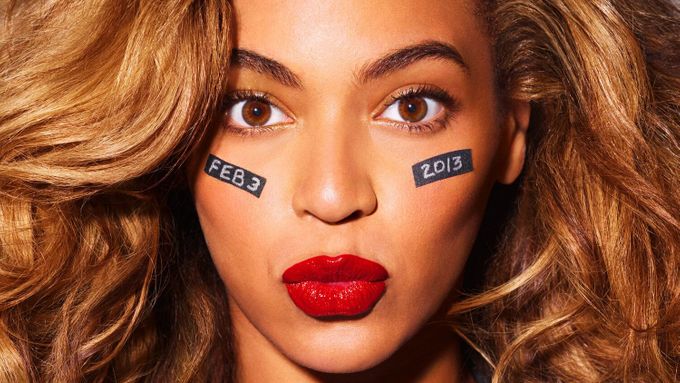 Hlavní hvězdou přestávkového programu bude slavná zpěvačka Beyoncé. Ale Super Bowl nabízí také krásné roztleskávačky, vynalézavé fanoušky a ostré hochy v chráničích. Přesvědčte se o tom sami.