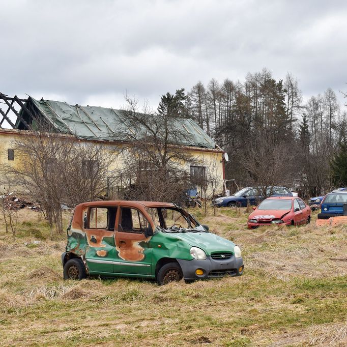 Vraky automobilů spočívající v jihočeské krajině nedaleko města Trhové Sviny. Snímek z roku 2023.