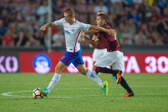 Sparta - Steaua Bukurešť, 3. předkolo Ligy mistrů 2016/17. Vlad Achim a ALeš Čermák