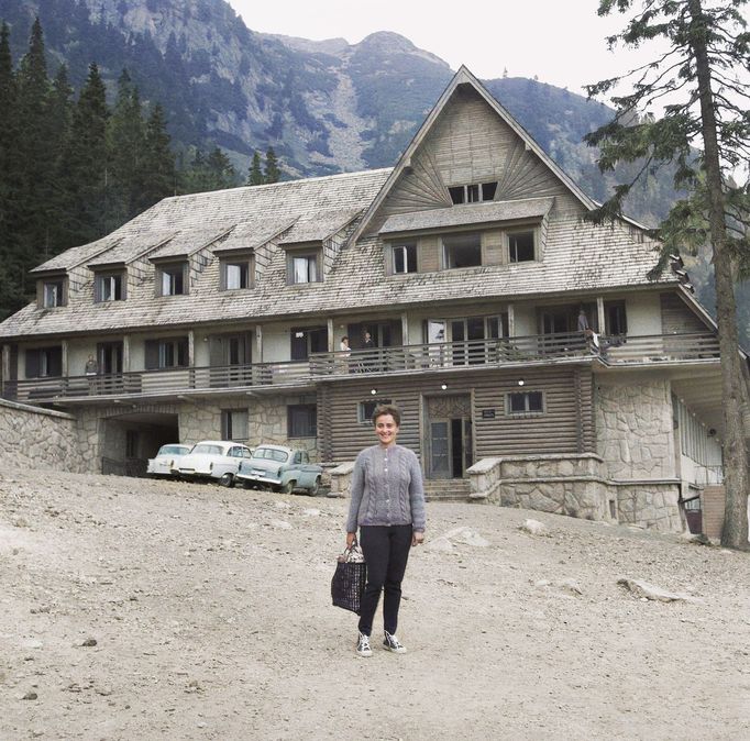 Chata u Popradském plesa, Vysoké Tatry, 1965. Kolorovaný archivní snímek z tatranského pohoří na Slovensku.