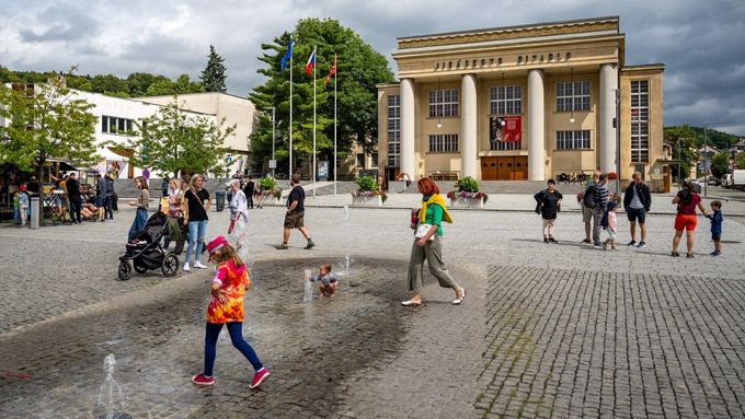 Hlavní a doprovodný program se jako tradičně soustředí v Jiráskově divadle.