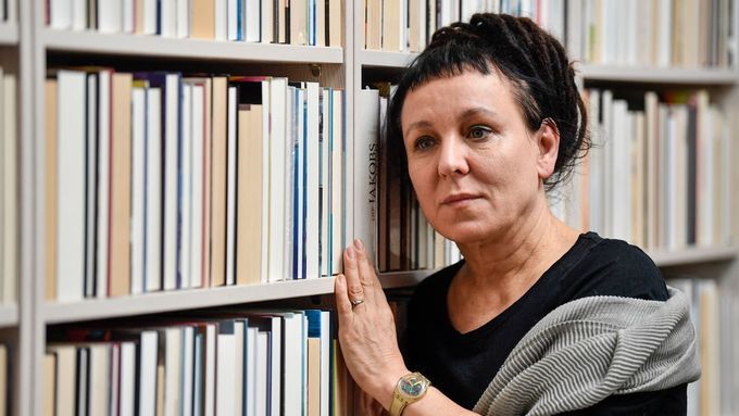 Osmapadesátiletá Olga Tokarczuková vloni na podzim získala Nobelovu cenu za literaturu. Letos měla být hostem veletrhu Svět knihy, účast ale odřekla a veletrh se přesouvá na podzim.