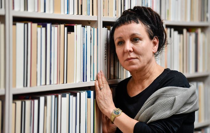 Osmapadesátiletá Olga Tokarczuková vloni na podzim získala Nobelovu cenu za literaturu. Letos měla být hostem veletrhu Svět knihy, účast ale nakonec odřekla.